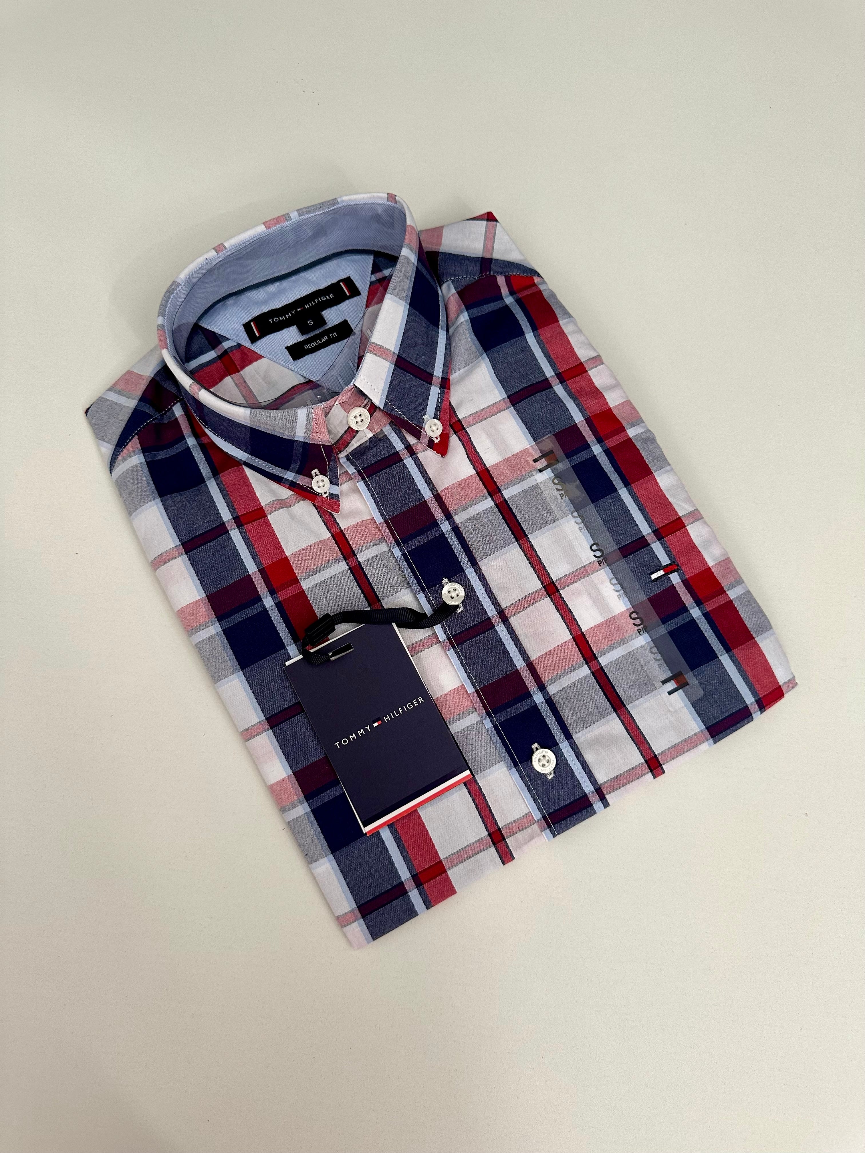 CAMISA TOMMY HILFIGER REGULAR FIT MANGA CURTA - XADREZ AZUL COM VERMELHO