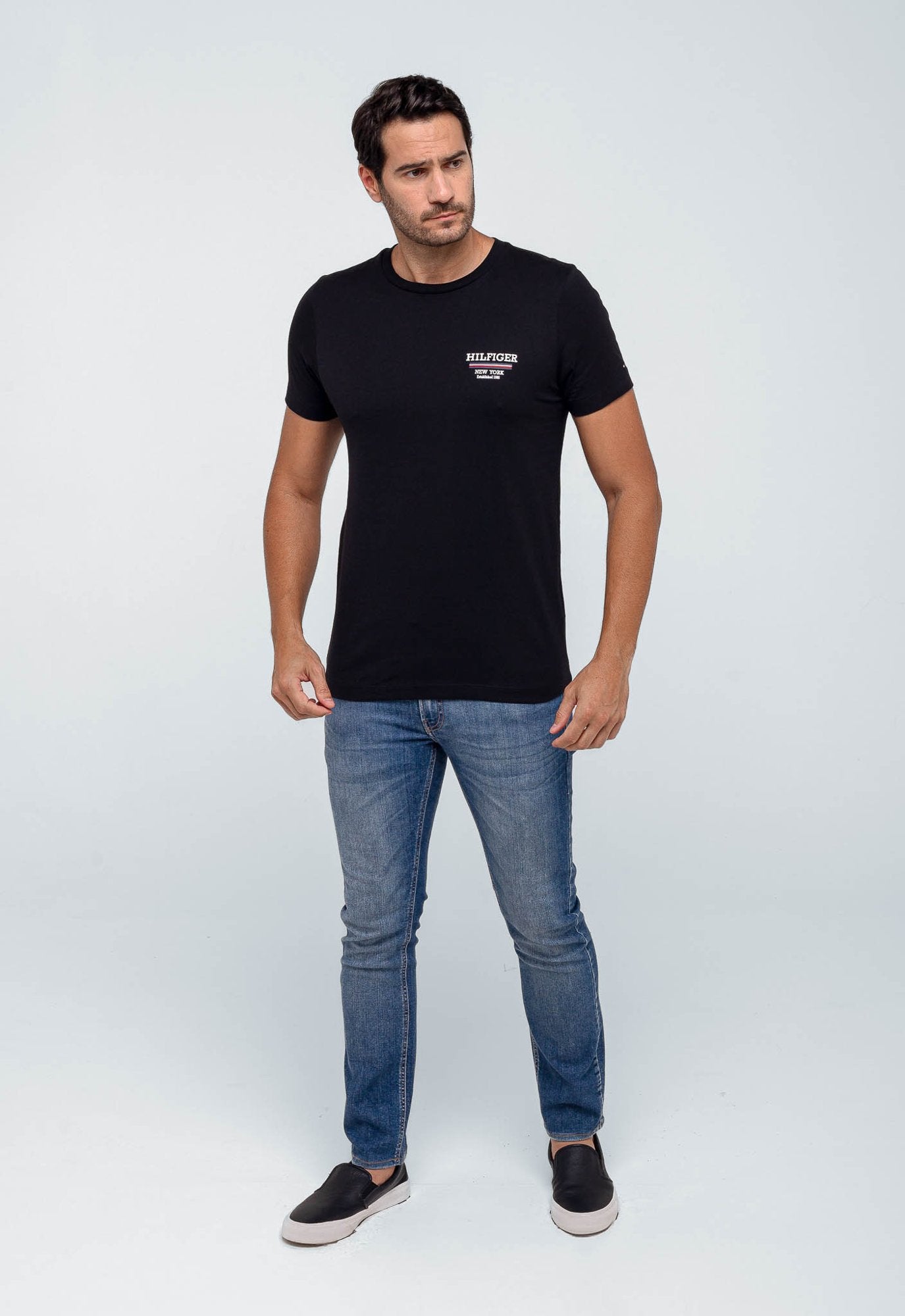 CAMISETA TOMMY HILFIGER LOGO PEITO NEW YORK - PRETO
