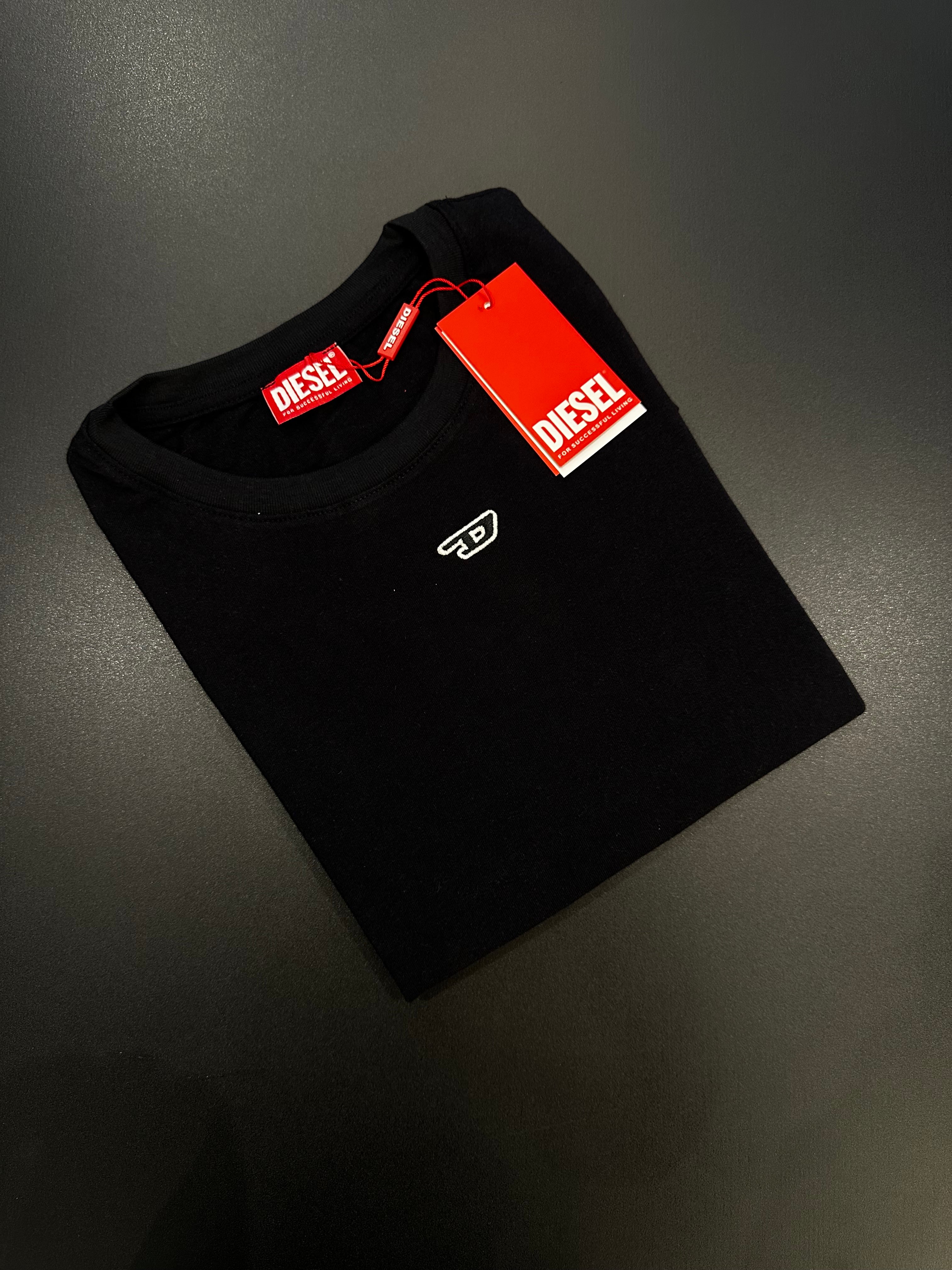 CAMISETA DIESEL LOGO MEIO PEITO - PRETA