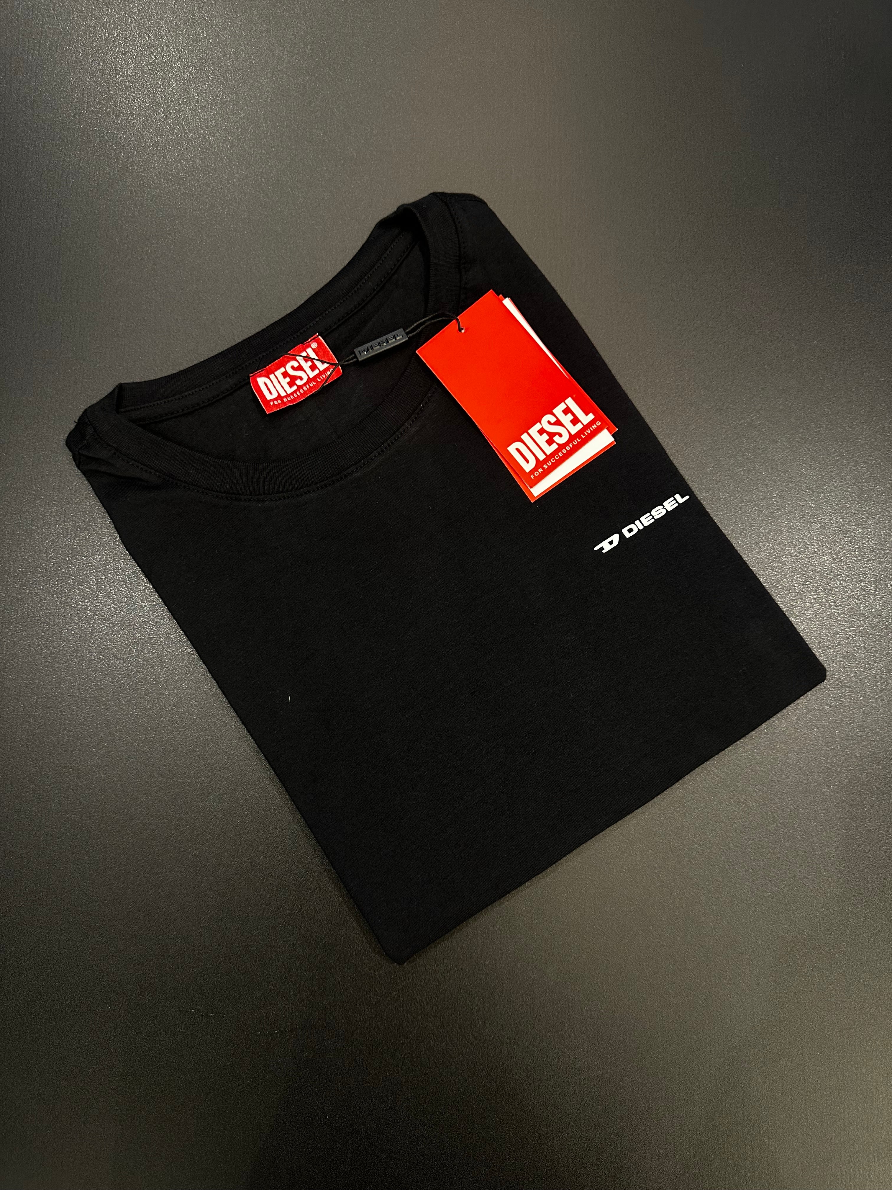 CAMISETA DIESEL LOGO PEITO - PRETA